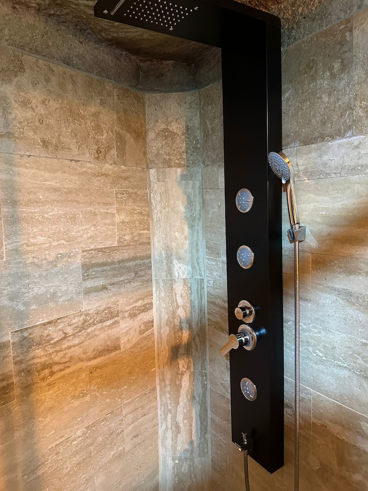 Family King Cave Suite photo 2