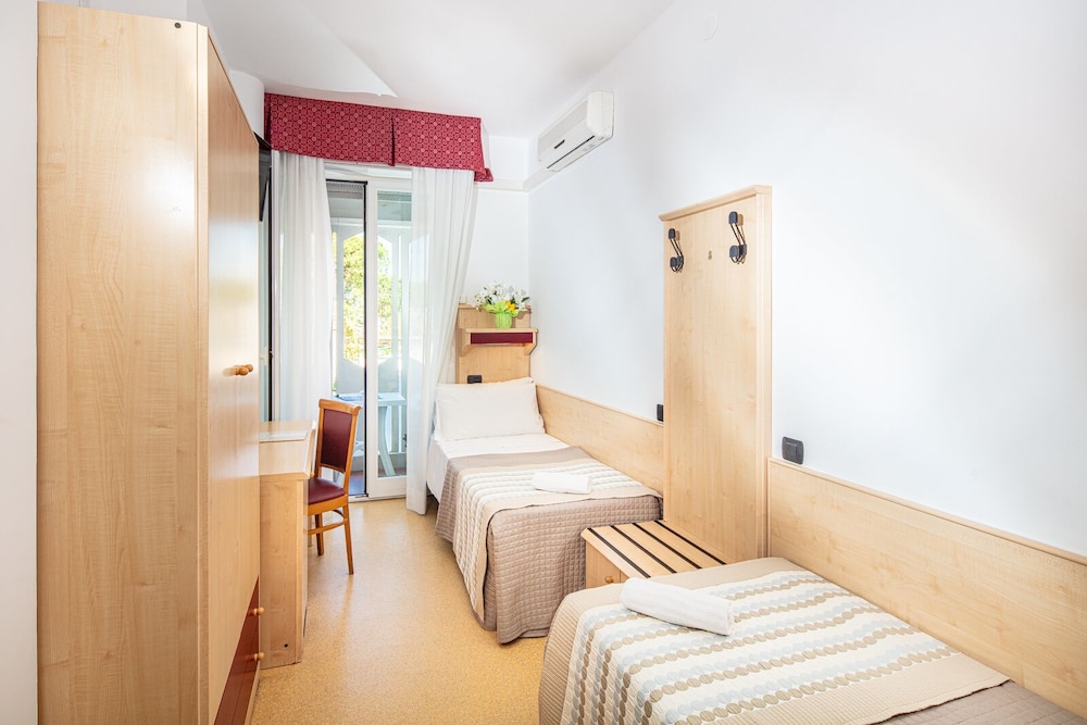 Standard Double or Twin Room, Balcony photo 3