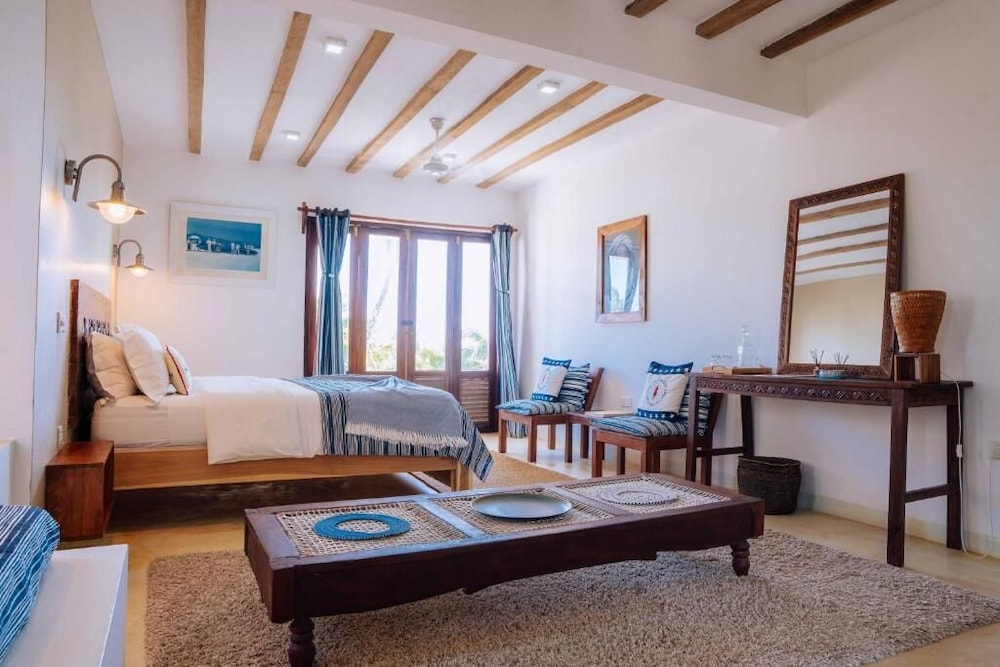 Comfort Suite, 1 King Bed, Partial Sea View photo 1