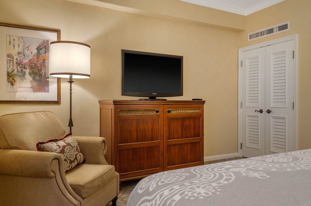 Premier Room, 1 King Bed, Jetted Tub - Photo 4