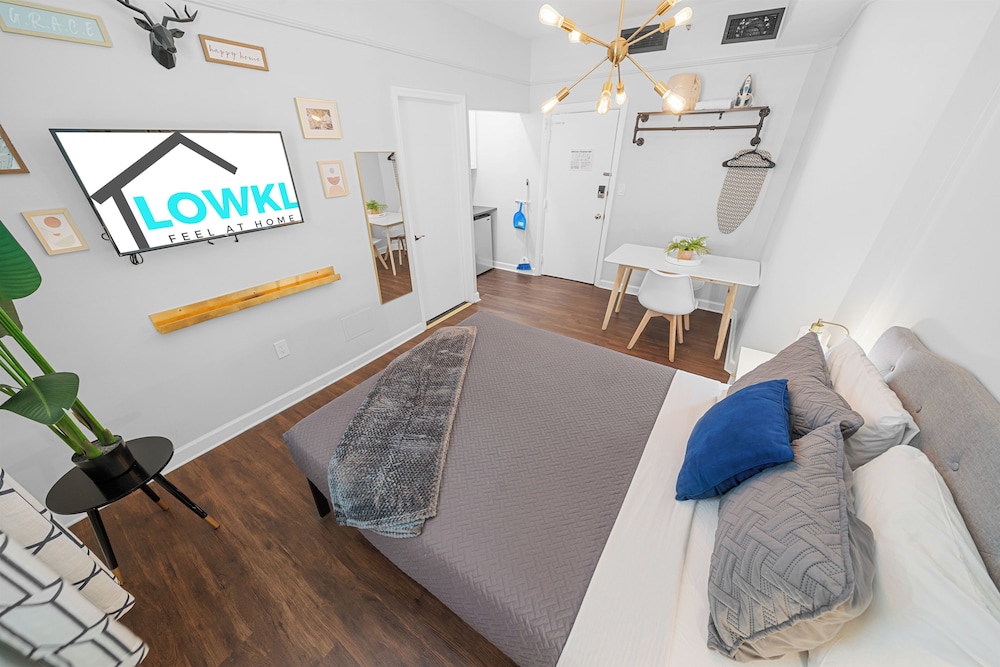 Superior Queen Studio w/ Kitchenette & Futon - Photo 1