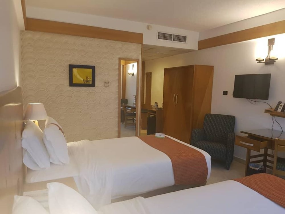 Standard Room, 1 Queen Bed, Non Smoking - Photo 2