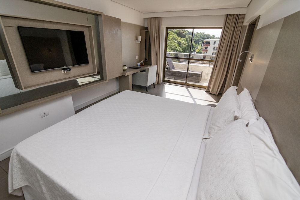 Available room thumbnail 6