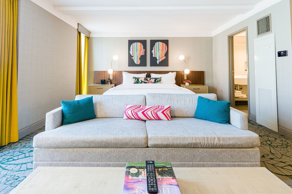 Studio Suite, City View