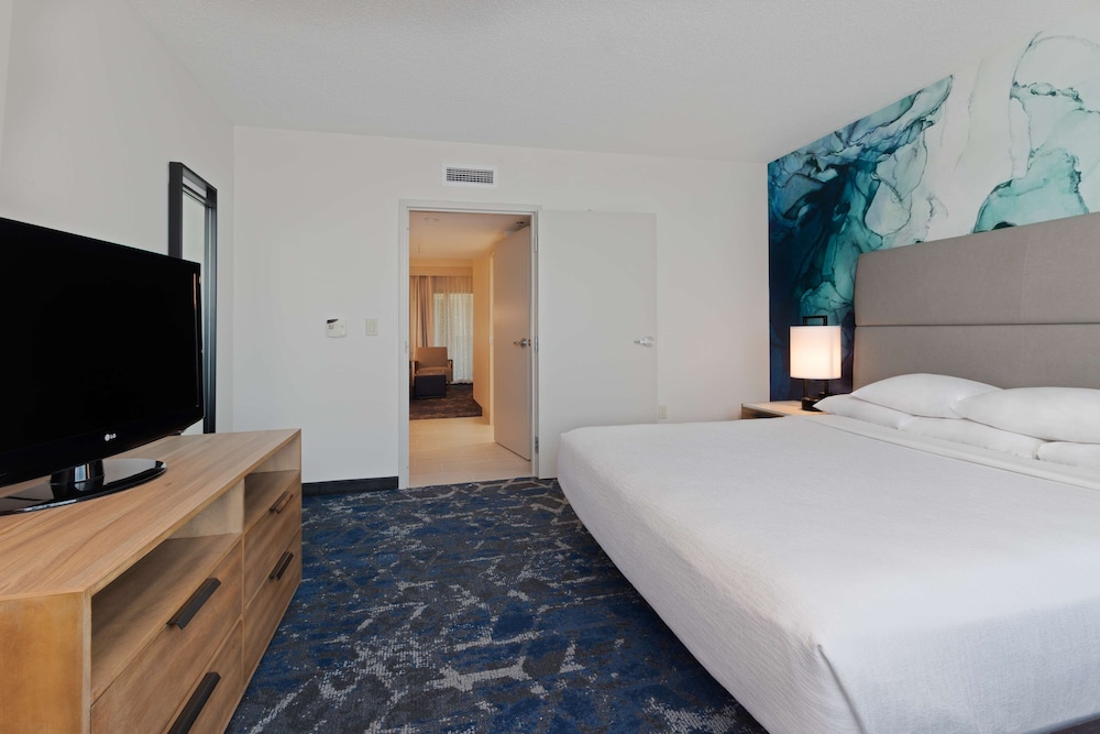 Premium Room, 1 King Bed, Accessible, Bathtub (Mobility & Hearing, In-room air purification) - Photo 3