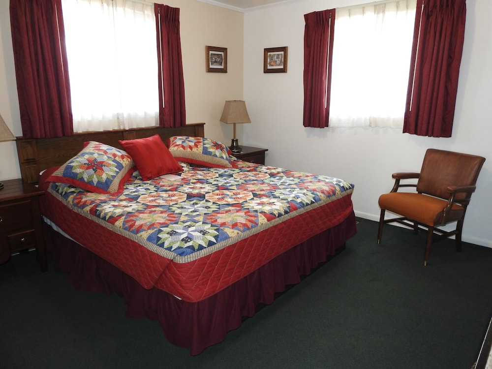 Suite, 2 Bedrooms, 1 Bathroom, Refrigerator & Microwave, Ground Level photo 2