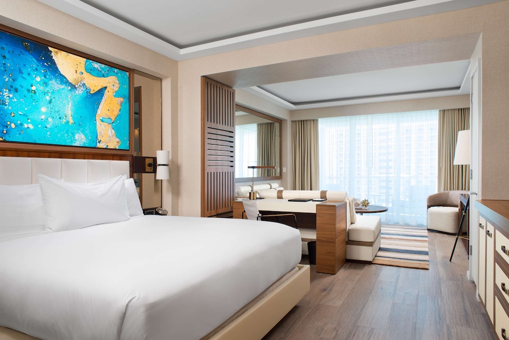 Junior Suite, Accessible, Partial Ocean View (Mobility & Hearing, Roll-in Shower)