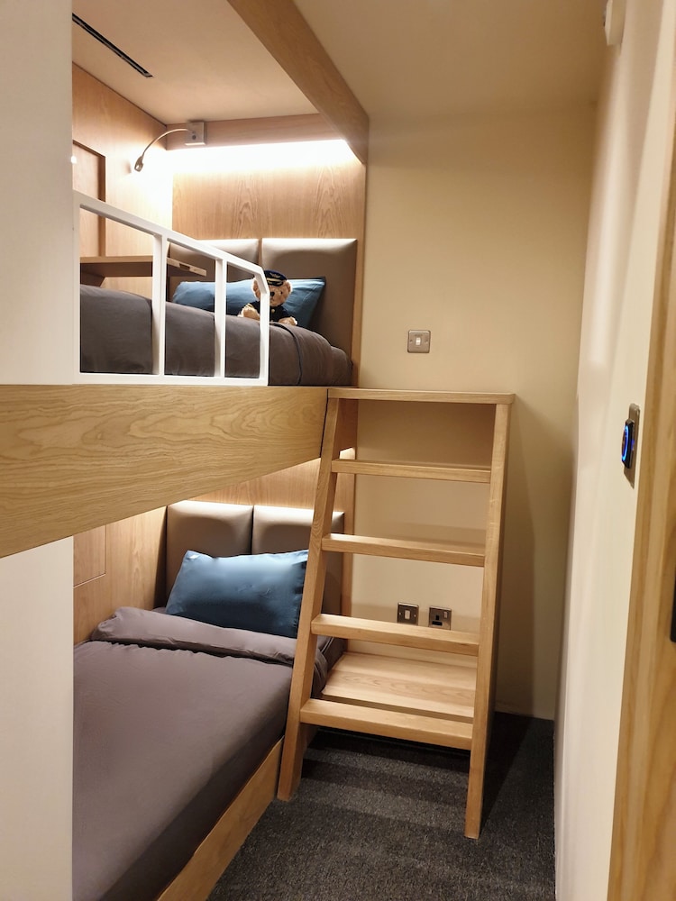 Single Bunk Cabin - 8 Hour Night Stay from 23:00-07:00 hrs (11pm-7am) No Shower