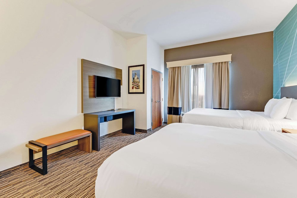 Suite, 2 Queen Beds, Non Smoking, Refrigerator & Microwave - Photo 1