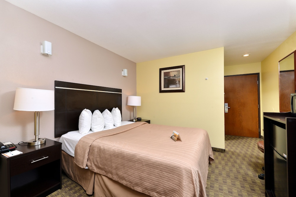 Standard Room, 1 Queen Bed, Non Smoking - Photo 1
