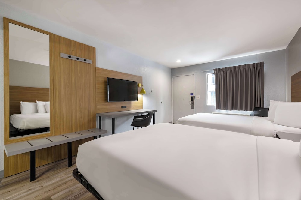 Standard Suite, 2 Queen Beds, Non Smoking photo 3