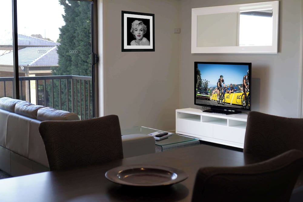 Standard Apartment, 1 Queen Bed, Non Smoking, Balcony (Living Room) - Photo 4