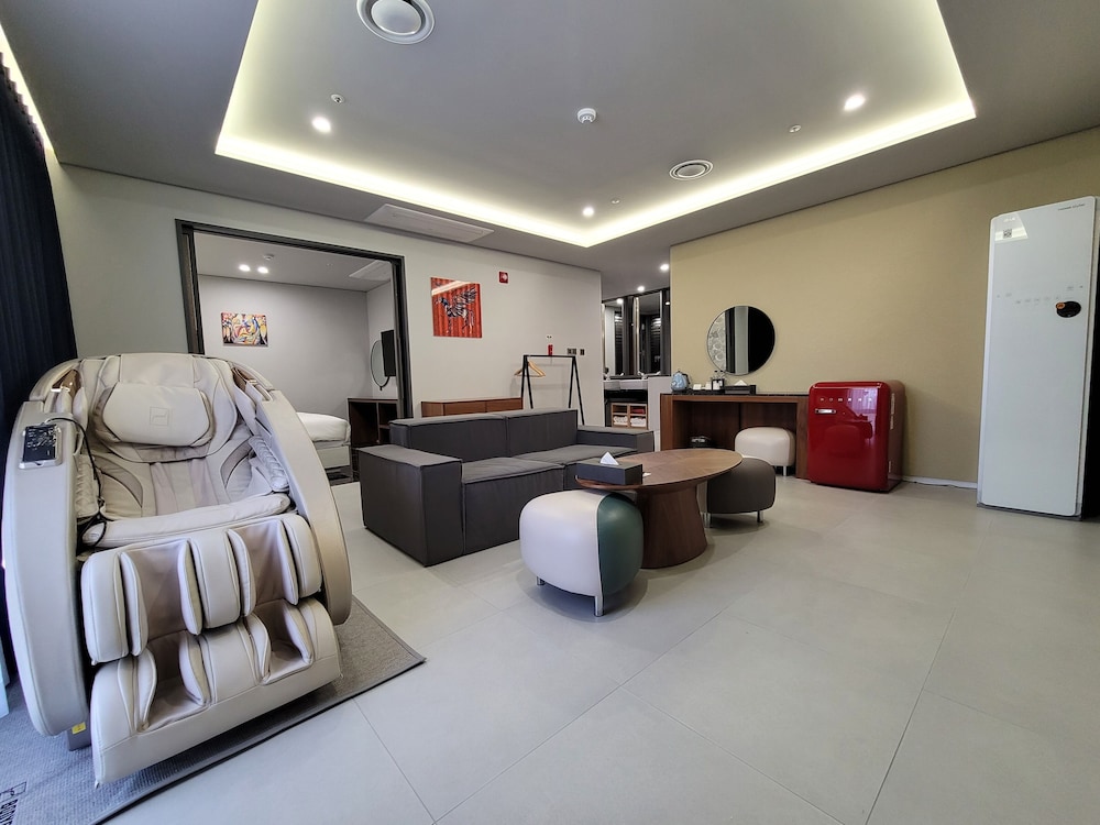 Suite Family Room - Photo 1