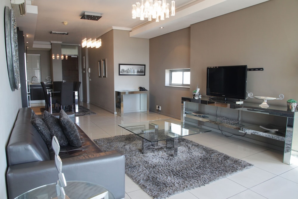 Luxury Two-Bedroom Apartment - Photo 3