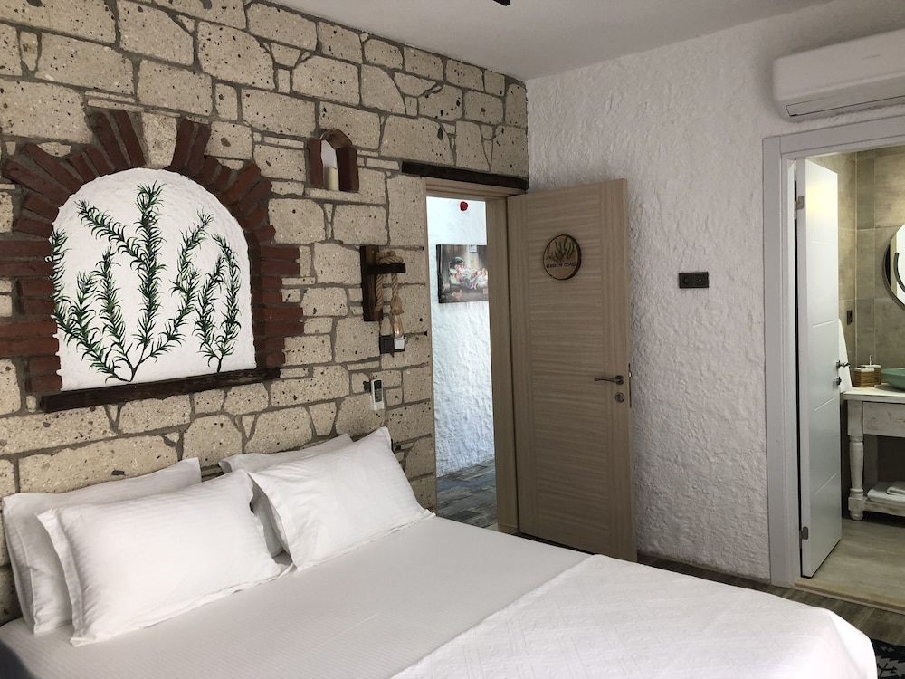 Standard Double or Twin Room photo 3