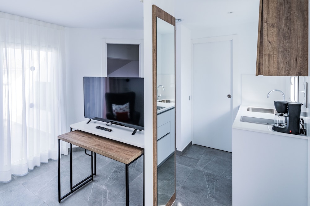Economy Studio, 1 Bedroom - Photo 5