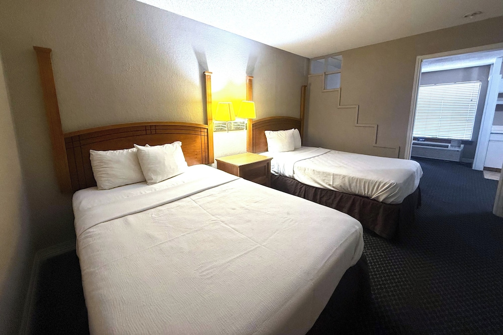 Suite, Non Smoking (2 King Beds) - Photo 2