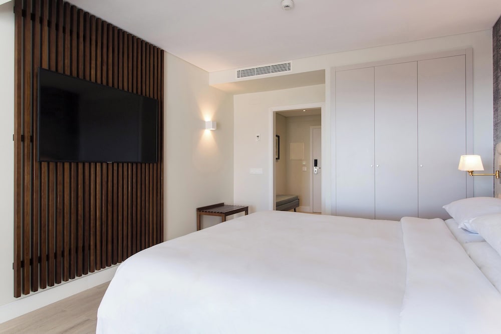 Deluxe Room, 1 Queen Bed with Sofa bed, Pool View - Photo 5