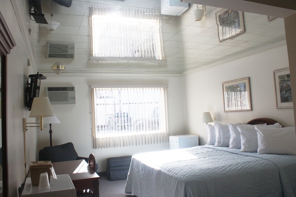 Premium Room, 1 King Bed photo 3