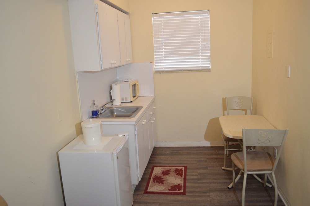 Studio, Kitchenette (1 King and 1 Queen Bed) - Photo 6