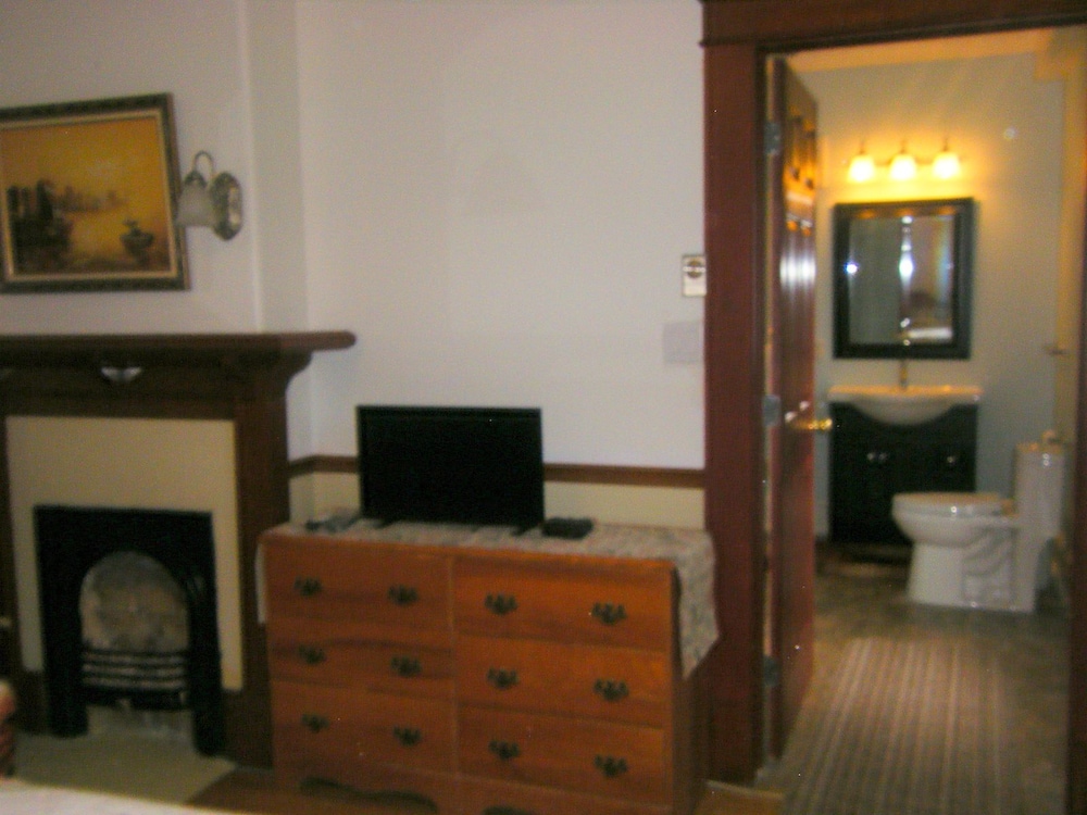 Deluxe Suite, 1 Queen Bed, Private Bathroom photo 3