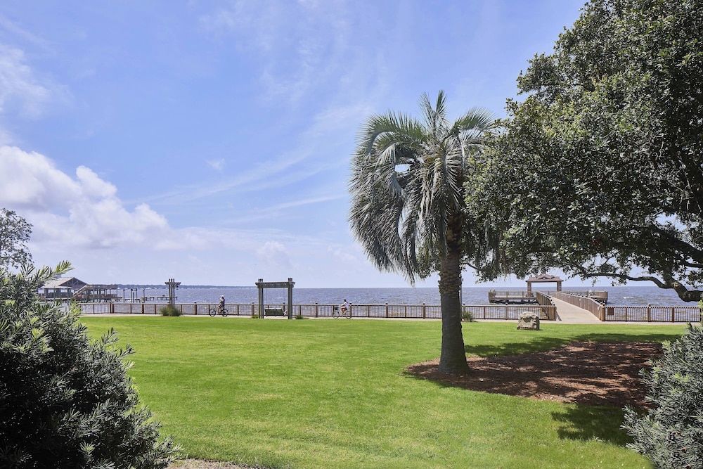 Grand Room, 1 King Bed, Balcony, Bay View (Hearing Accessible) - Photo 3