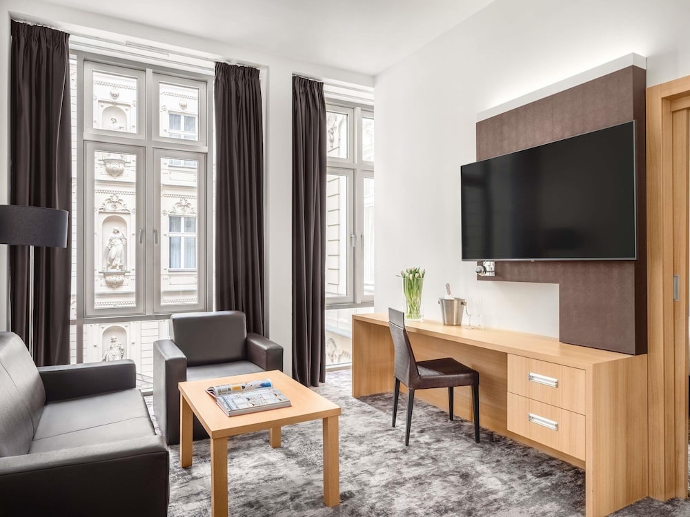 Suite, 1 Queen Bed thumbnail 6