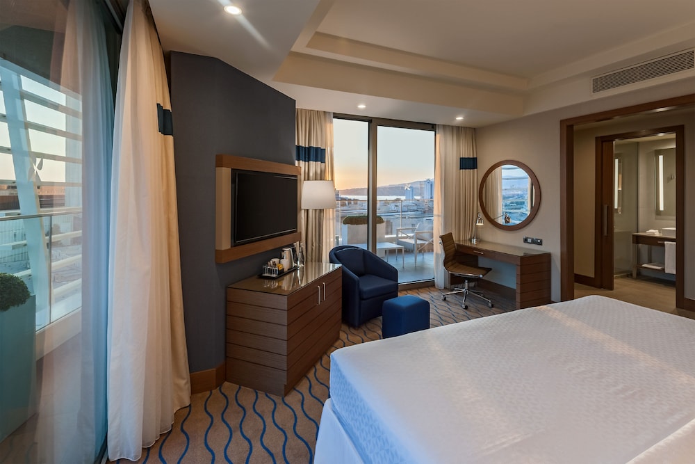 Room, 1 King Bed, Balcony, Corner (Corner)