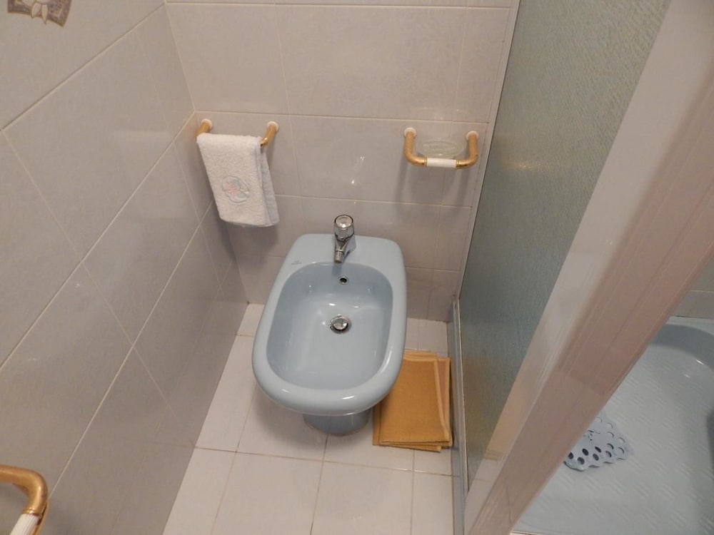 Double Room, 1 Queen Bed, Shared Bathroom photo 3