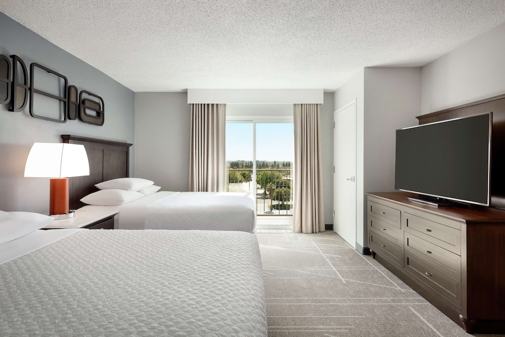 Room, 2 Queen Beds, Mountain View - Photo 1