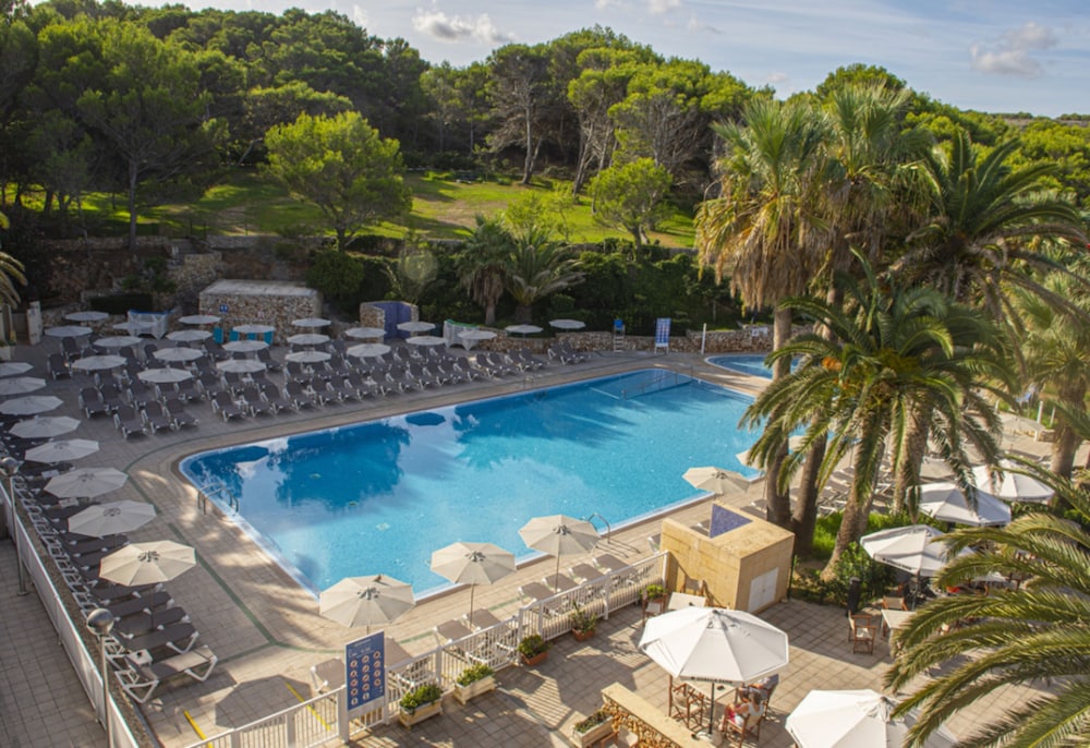 Habitación Doble con Vista a la Piscina (1 Adulto + 2 Niños)