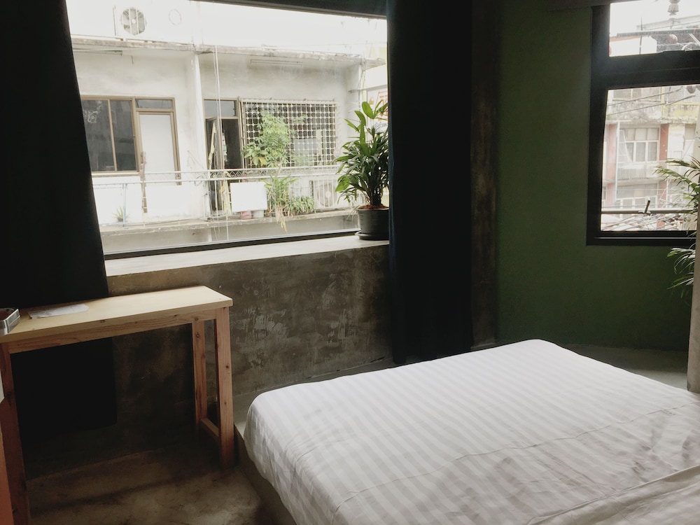 Signature Double Room, 1 Double Bed, Shared Bathroom photo 2