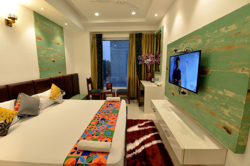 Deluxe Room, 1 King Bed, Accessible, City View