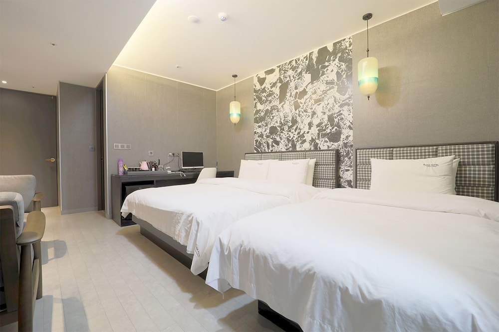 Premium Twin Room - Photo 7