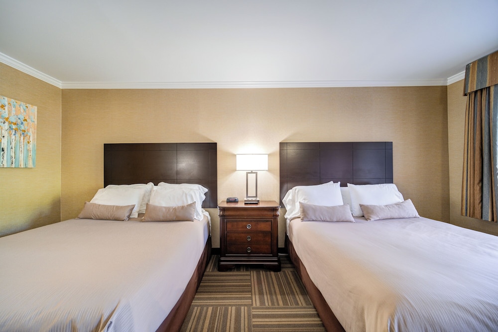 Standard Room, 2 Queen Beds, First or Second Floor photo 3