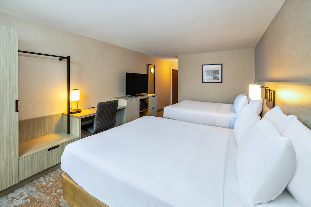 Room, 2 Queen Beds, Non Smoking (Upgrade) - Photo 7