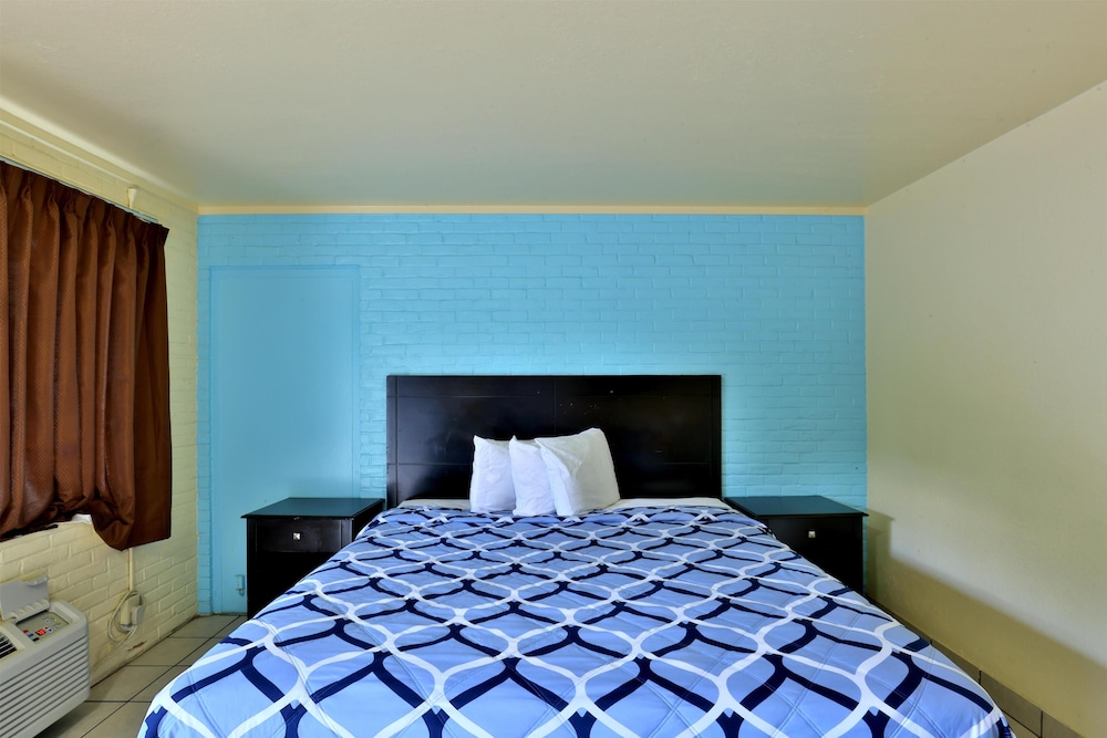 Room, 1 King Bed, Smoking - Photo 1