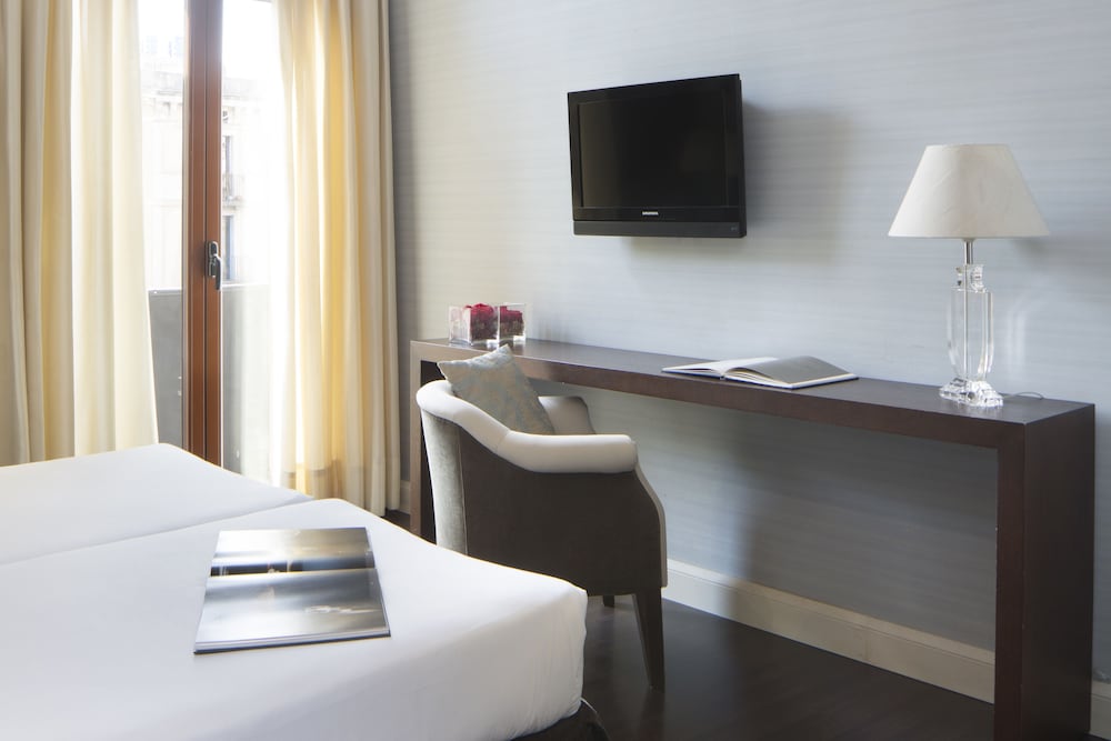 Comfort cool Ramblas views twin room (1 or 2 pax) photo 3