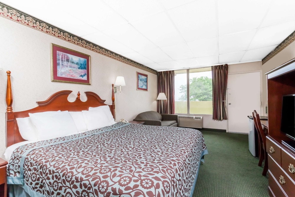 Room, 1 King Bed, Refrigerator & Microwave - Photo 1