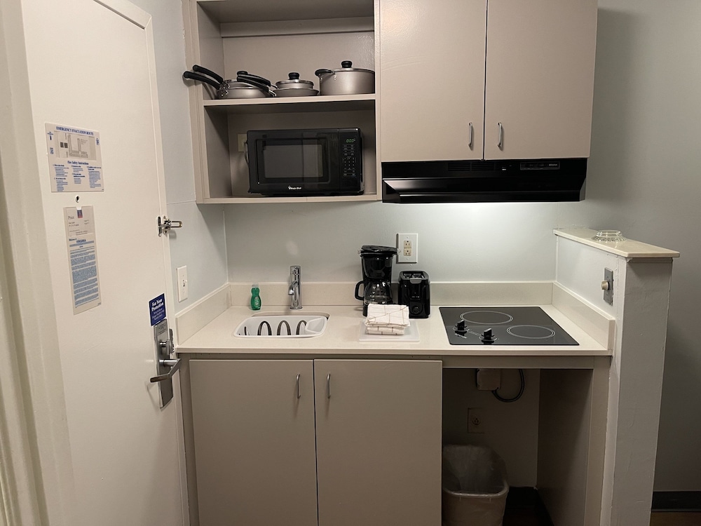 Deluxe Room, 1 Queen Bed, Non Smoking, Kitchenette - Photo 10