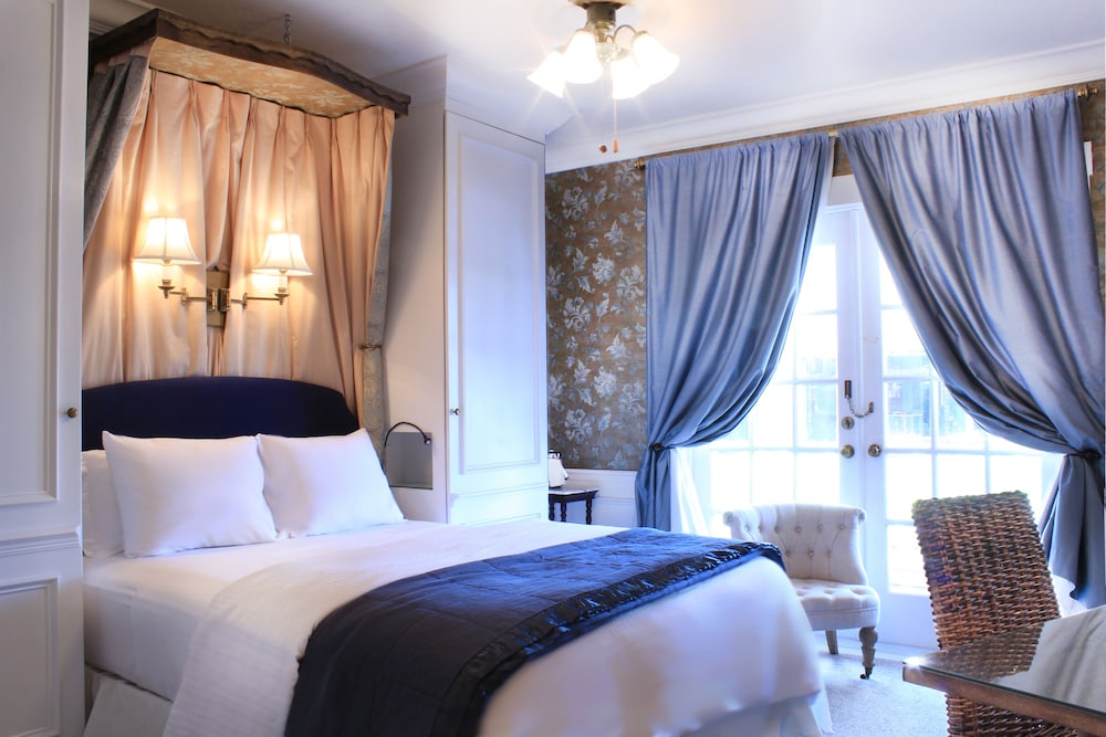 Deluxe Room, 1 Queen Bed photo 1