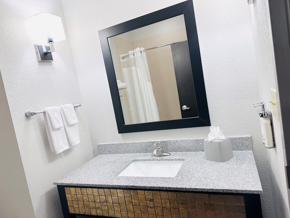 Standard Room, 1 King Bed, Accessible, Non Smoking (Communications, Accessible Tub) photo 2