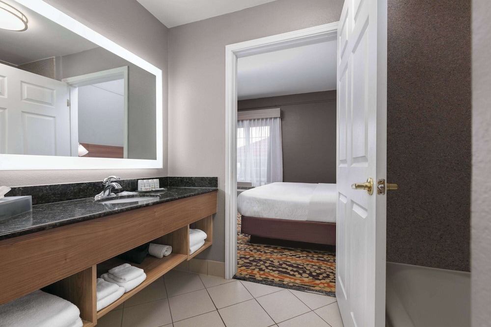 Suite, 1 King Bed, Non Smoking - Photo 3