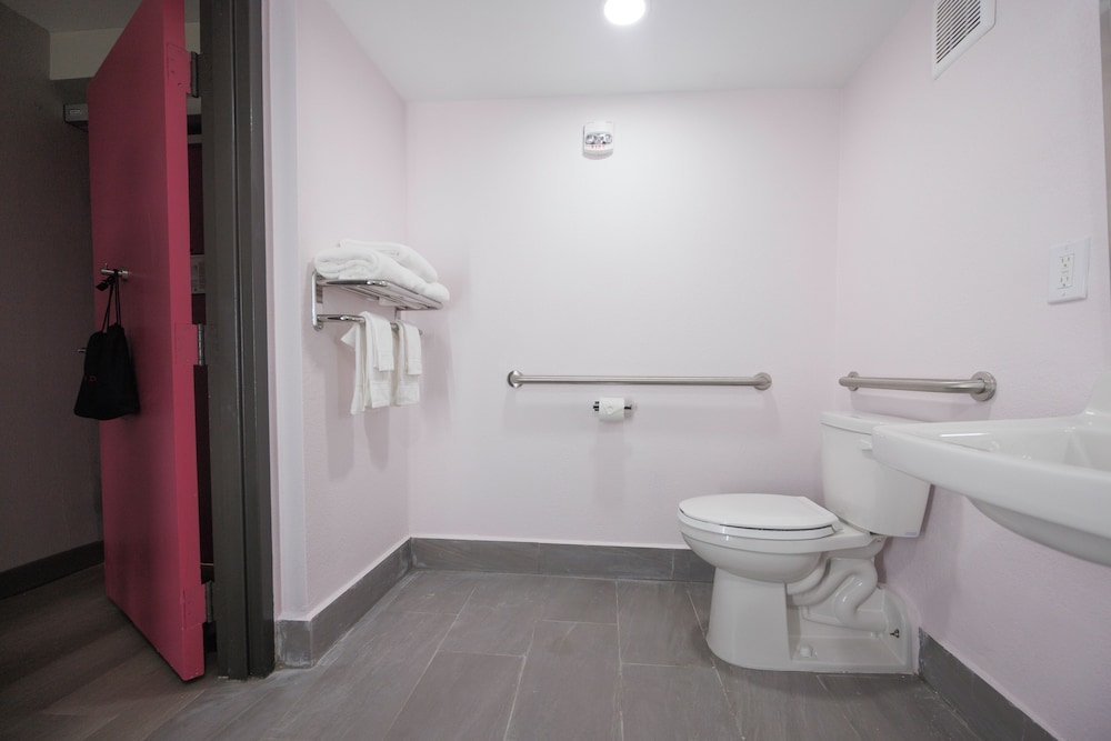 Standard Room, 2 Queen Beds, Accessible Bathtub photo 3