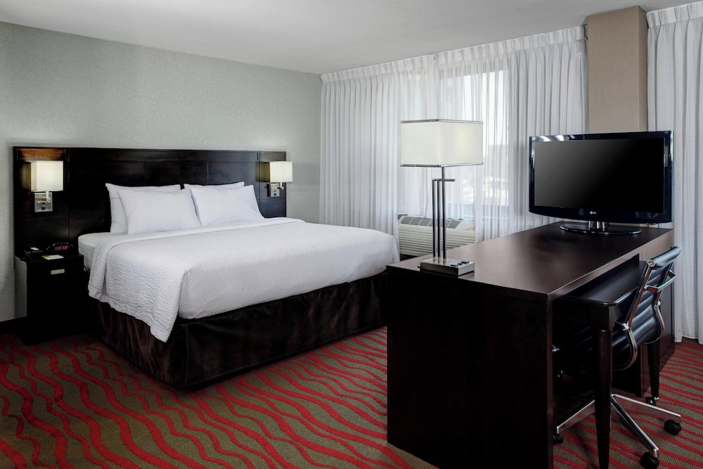 Suite, 1 Bedroom (Mobility Accessible, Roll-In Shower) - Photo 1