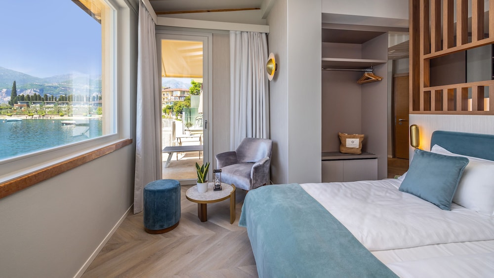 Superior Suite, 1 Bedroom, Non Smoking, Lake View (MIRALAGO JS)