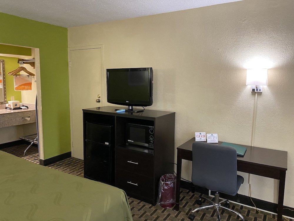 Business Room, 1 King Bed, Smoking - Photo 4
