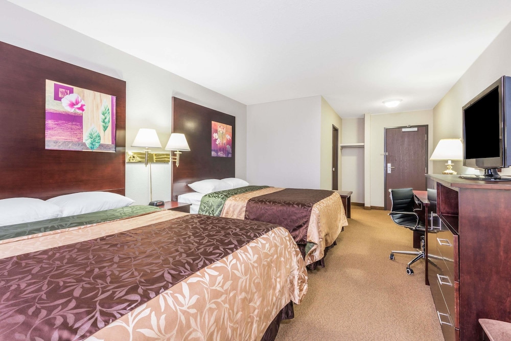 Standard Room, 2 Queen Beds - Photo 2