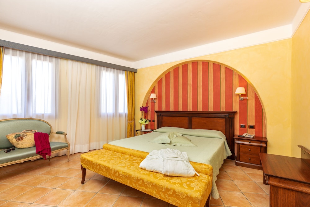 Junior Double Room, Jetted Tub, Tower - Photo 2