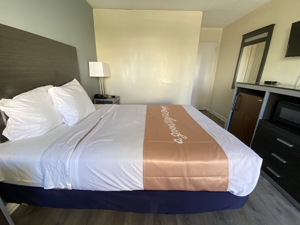 Basic Room, 1 Queen Bed, Smoking photo 2